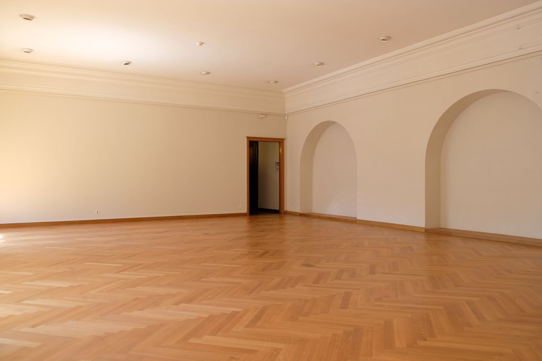 Panoramatický pohľad na hlavnú sálu štúdia Yogaveli