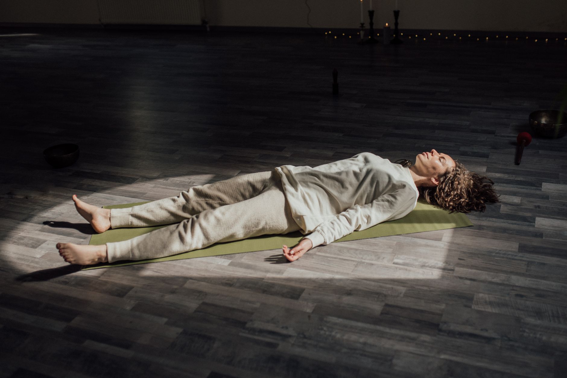 Yoga Nidra a zvuk – lekcia jogy v Yogaveli